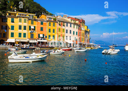 PORTOFINO, ITALIEN, 8. APRIL 2017 - Ansicht von Portofino, ein Italienisches Fischerdorf, Provinz Genua, Italien. Ein touristischer Ort mit einem malerischen Hafen und Stockfoto