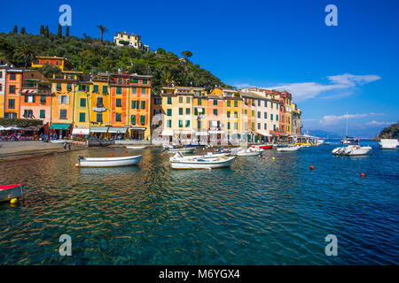 PORTOFINO, ITALIEN, 8. APRIL 2017 - Ansicht von Portofino, ein Italienisches Fischerdorf, Provinz Genua, Italien. Ein touristischer Ort mit einem malerischen Hafen und Stockfoto