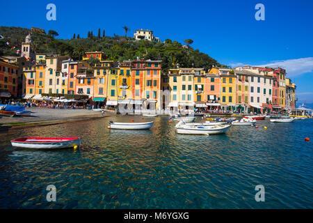 PORTOFINO, ITALIEN, 8. APRIL 2017 - Ansicht von Portofino, ein Italienisches Fischerdorf, Provinz Genua, Italien. Ein touristischer Ort mit einem malerischen Hafen und Stockfoto