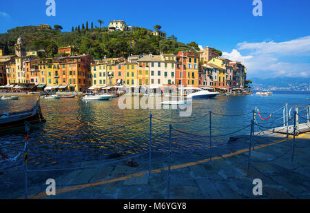 PORTOFINO, ITALIEN, 8. APRIL 2017 - Ansicht von Portofino, ein Italienisches Fischerdorf, Provinz Genua, Italien. Ein touristischer Ort mit einem malerischen Hafen und Stockfoto