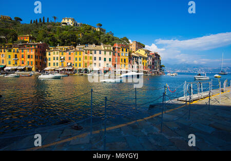 PORTOFINO, ITALIEN, 8. APRIL 2017 - Ansicht von Portofino, ein Italienisches Fischerdorf, Provinz Genua, Italien. Ein touristischer Ort mit einem malerischen Hafen und Stockfoto