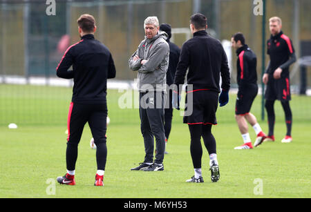 Arsenal manager Arsene Wenger (Mitte) während des Trainings in London Colney, Hertfordshire. Stockfoto