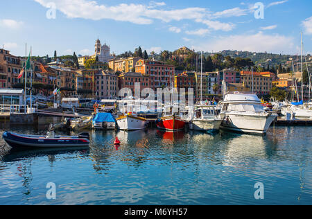 SANTA MARGHERITA LIGURE, ITALIEN, 8. APRIL 2017 - Ansicht von Santa Margherita Ligure, Genua, vom Hafen, touristischen Ort in Riviera Ligure, Mediterr Stockfoto