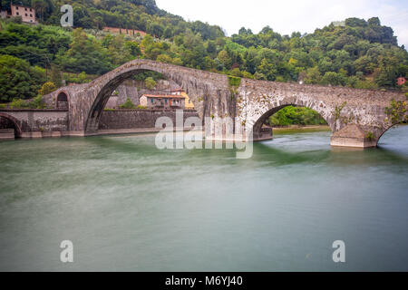 Maddalena Brücke (Ponte della Maddalena), Borgo a Mozzano, Lucca, Italien, wichtige mittelalterliche Brücke in Italien. Toskana. Stockfoto