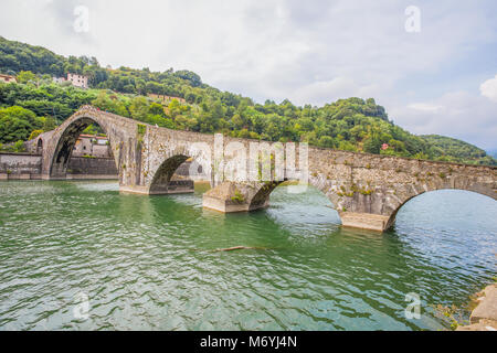 Maddalena Brücke (Ponte della Maddalena), Borgo a Mozzano, Lucca, Italien, wichtige mittelalterliche Brücke in Italien. Toskana. Stockfoto