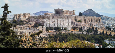 Europa, der Akropolis von Athen, im Juli 2017 erschossen. Weltberühmt als Symbol der Demokratie und der antiken Zivilisation ist ein Magnet für Touristen. Unterhalb der Akropolis liegt die Altstadt von Athen, Plaka mit seinen bunten Häusern. Auf der righmost des Bildes liegt der Mars Hill, eine antike Stätte, die kostenlos besichtigt werden und bietet eine hervorragende Aussicht auf die Stadt. Stockfoto