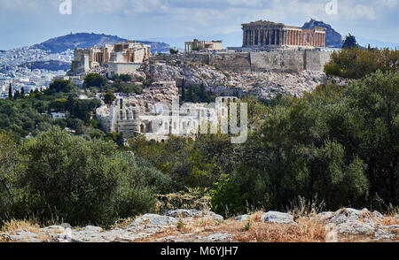 Europa, der Akropolis von Athen, im Juli 2017 erschossen. Weltberühmt als Symbol der Demokratie und der antiken Zivilisation ist ein Magnet für Touristen. Unterhalb der Akropolis liegt die Altstadt von Athen, Plaka mit seinen bunten Häusern. Auf der righmost des Bildes liegt der Mars Hill, eine antike Stätte, die kostenlos besichtigt werden und bietet eine hervorragende Aussicht auf die Stadt. Stockfoto