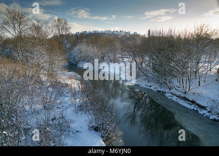 Kelvin Fluss Glasgow nach schweren Schnee mit Park Circus im Hintergrund Stockfoto