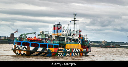 Farbige Fähre Liverpool aus über den Fluss Mersey, Großbritannien Stockfoto