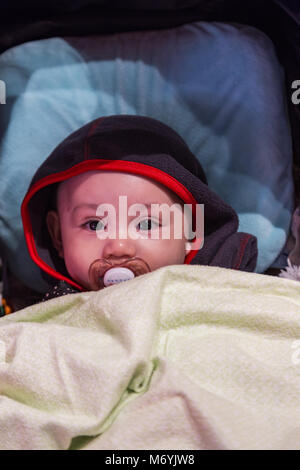 Baby boy in Buggy mit schnuller Hoodie tragen. Stockfoto