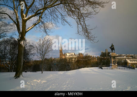 Kelvingrove Park Glasgow abgedeckt im tiefen Schnee nach Blizzard mit einem anderen Sturm nähert sich der Universität Stockfoto