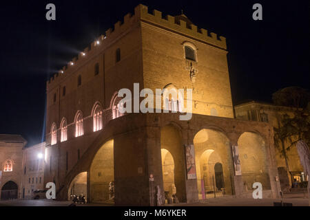 Orvieto (Terni, Umbrien, Italien), historischen Palast bekannt als Palazzo Soliano, in der Nähe der Kathedrale, der Nacht Stockfoto