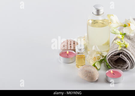 Spa-Konzept. Aroma Öl, Kerzen, Steinen und Blumen Stockfoto