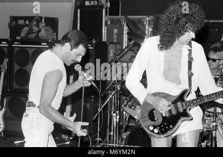 Britische Rockband Queen Proben im Shaw Theatre in Euston vor dem Live Aid Konzert in Wembley. 10. Juli 1985. britischen Rockband Queen Proben im Shaw Theatre in Euston vor dem Live Aid Konzert in Wembley. Sänger Freddie Mercury mit Gitarrist Brian May. 10. Juli 1985. Stockfoto