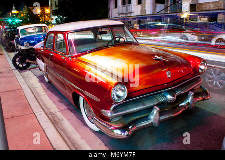 Orange classic car Ford auf der Straße in Miami in der Nacht geparkt. Stockfoto