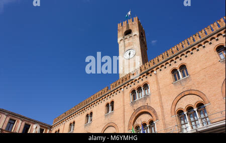 Palazzo della Prefettura und Stadtturm in Treviso, Italien Stockfoto