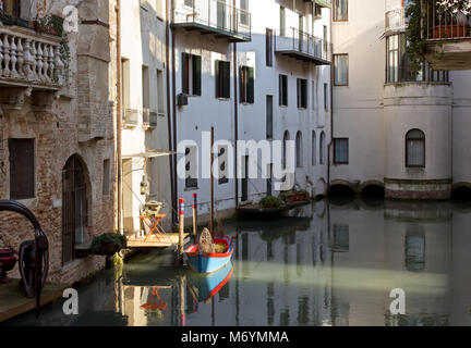 Kleines Boot unter Häuser in Treviso, Italien angedockt Stockfoto