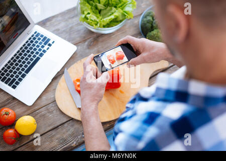 Junge männliche biohacker unter Foto von Essen Stockfoto