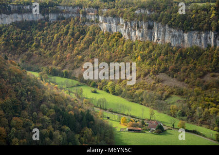 Ein Haus in der Reculée de Baume, Baume-les-Messieurs, Jura, Franche-Comté, Frankreich Stockfoto