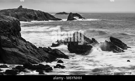 Raue See brechen an der Cote Sauvage von Pointe de Beg en Aud, Presqu'île de Quiberon, Morbihan, Bretagne, Frankreich Stockfoto