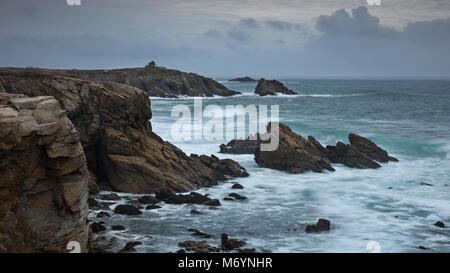 Raue See brechen an der Cote Sauvage von Pointe de Beg en Aud, Presqu'île de Quiberon, Morbihan, Bretagne, Frankreich Stockfoto