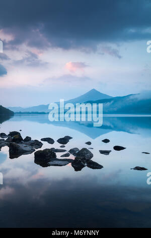 Schiehallion spiegelt sich in Loch Rannoch in der Morgendämmerung, Perthshire, Schottland, Großbritannien Stockfoto