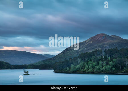 Breaking Dawn über Loch Clair, Wester Ross, Schottland, Großbritannien Stockfoto