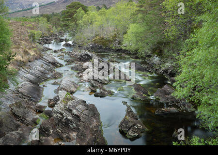 Geringe Wasser in die A'Ghairbhe Fluss nr Kinlochewe, Wester Ross. Schottland, Großbritannien Stockfoto