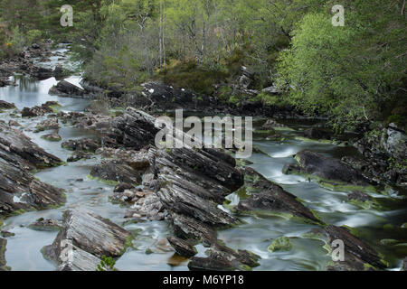 Geringe Wasser in die A'Ghairbhe Kinlochewe River nr. Wester Ross. Schottland, Großbritannien Stockfoto