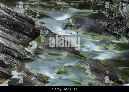 Geringe Wasser in die A'Ghairbhe Kinlochewe River nr. Wester Ross. Schottland, Großbritannien Stockfoto