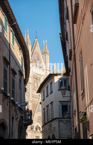 Orvieto (Terni, Umbrien, Italien): historische Straße, die Via del Duomo bekannt und Fassade der Kathedrale Stockfoto