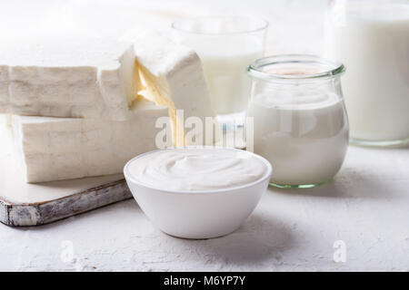 Hausgemachte saure Sahne und frischen Quark auf weißem Holzbrett, hausgemachte ökologische Milchprodukte auf rustikalen Tisch Stockfoto