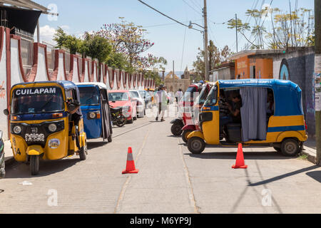 Cuilapam de Guerrero, Oaxaca, Mexiko - 3-Rad City Taxis, von dem indischen Unternehmen Tata Motors. Stockfoto