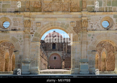 Cuilapam de Guerrero, Oaxaca, Mexiko - Das Kloster von Santiago Apóstol, 1556 begonnen und nie abgeschlossen. Stockfoto