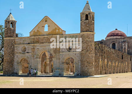 Cuilapam de Guerrero, Oaxaca, Mexiko - Das Kloster von Santiago Apóstol, 1556 begonnen und nie abgeschlossen. Stockfoto