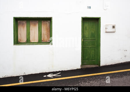 Blick auf einen typischen Haus mit der grünen Tür und Fenster im Dorf Haría, Lanzarote, Spanien Stockfoto