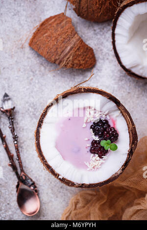 Brombeeren Smoothie in Coconut shell Stockfoto