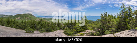 Panoramablick von der Oberseite der Bienenstock Trail im Acadia National Park in Maine in den Vereinigten Staaten. Stockfoto