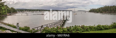 Panoramablick von Southwest Harbor, Maine, USA auf Mount Desert Island, in der Nähe der Acadia National Park, die Boote bei leichtem Regen Stockfoto