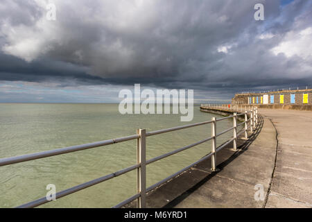 Helles Licht über Minnis Bay, Birchington, Kent, Großbritannien Stockfoto