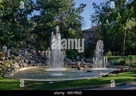 Gruppe aus kleinen Brunnen fließt vor Schönheit Steingarten, Sofia, Bulgarien Stockfoto