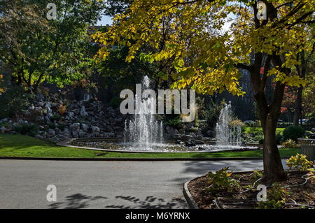 Gruppe aus kleinen Brunnen fließt vor Schönheit Steingarten, Sofia, Bulgarien Stockfoto