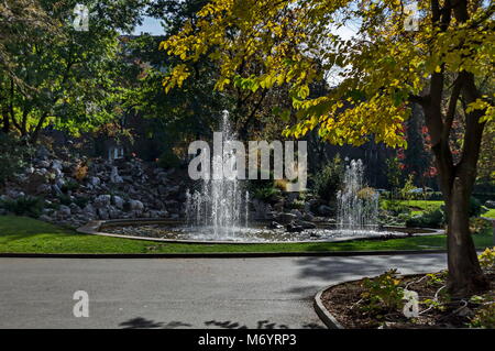 Gruppe aus kleinen Brunnen fließt vor Schönheit Steingarten, Sofia, Bulgarien Stockfoto