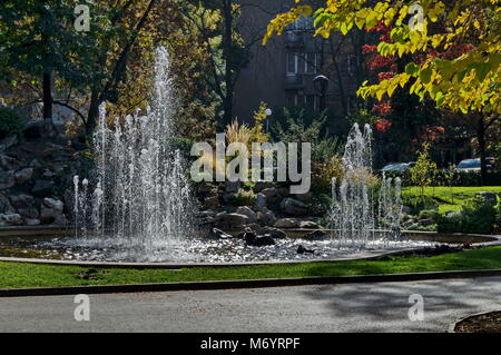 Gruppe aus kleinen Brunnen fließt vor Schönheit Steingarten, Sofia, Bulgarien Stockfoto