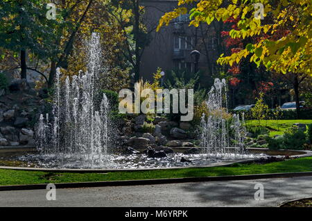 Gruppe aus kleinen Brunnen fließt vor Schönheit Steingarten, Sofia, Bulgarien Stockfoto