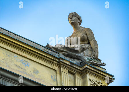 Skulpturen auf dem Dach der Arena del Sole Theater in Bologna, Italien. Diese historischen Theater wurde im Jahr 1810 gebaut. Stockfoto