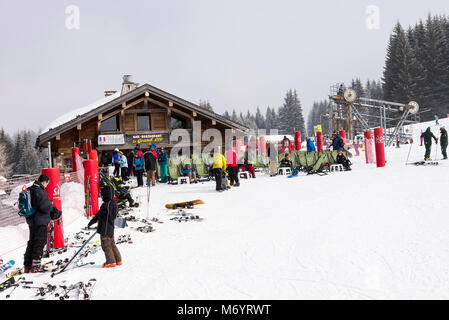 Das Chalet Le Grand Cry Bar und Restaurant von den Hängen des Les Gets in den Französischen Alpen Haute Savoie Portes du Soleil Frankreich Stockfoto