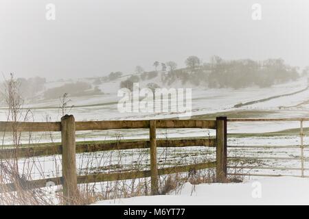 Rustikaler Zaun an einem kalten Winter in der Nähe von Ludlow Shropshire Vereinigtes Königreich Großbritannien Stockfoto