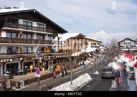 Die kleine Bergstadt von Les Gets mit Chalet Stil Restaurants, Geschäfte, Bars, Hotels und Skifahren eine Unterkunft in den Französischen Alpen Haute Savoie Frankreich Stockfoto