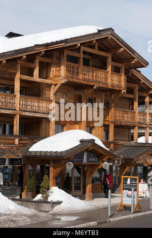 Die kleine Bergstadt von Les Gets mit Chalet Stil Restaurants, Geschäfte, Bars, Hotels und Skifahren eine Unterkunft in den Französischen Alpen Haute Savoie Frankreich Stockfoto